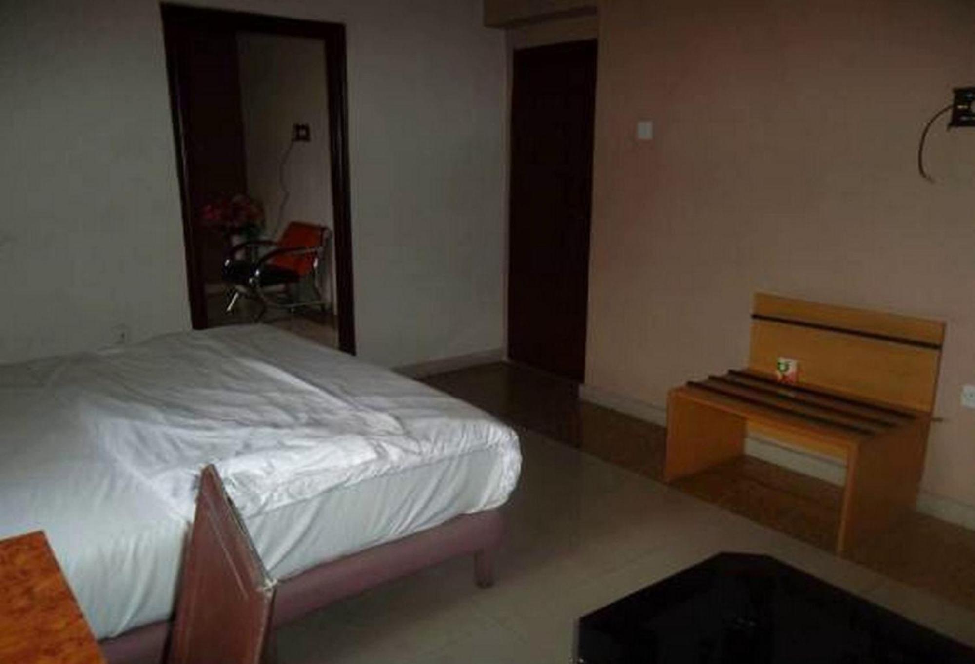 Room in Lodge - Clen-phil Hotels And Suite Port Harcourt Buitenkant foto