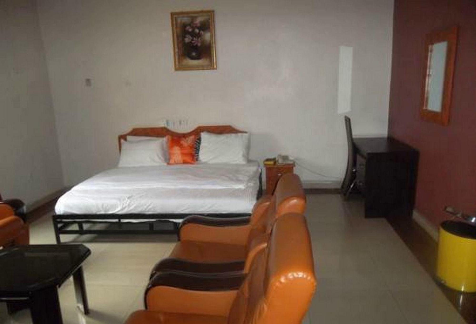 Room in Lodge - Clen-phil Hotels And Suite Port Harcourt Buitenkant foto