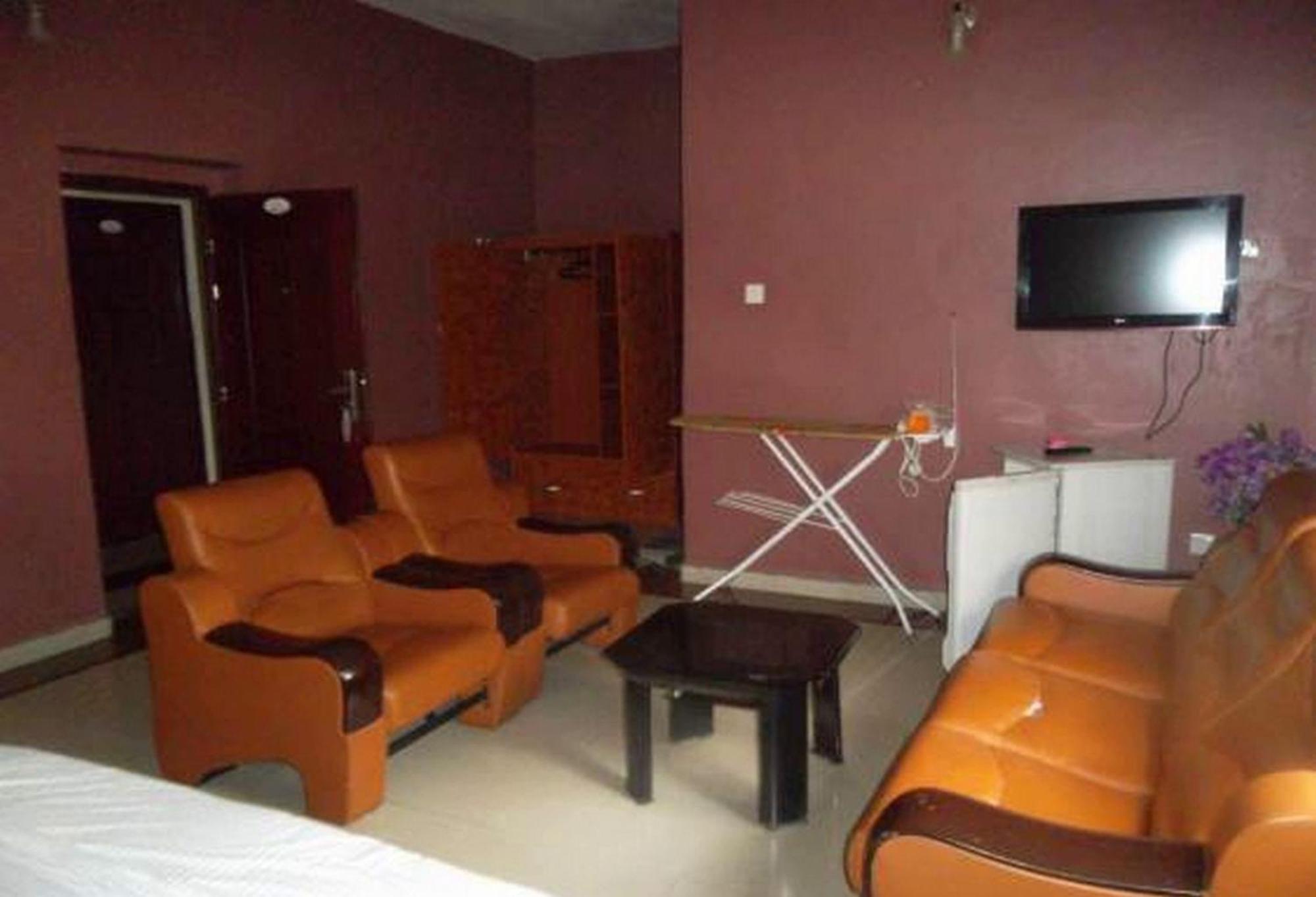 Room in Lodge - Clen-phil Hotels And Suite Port Harcourt Buitenkant foto