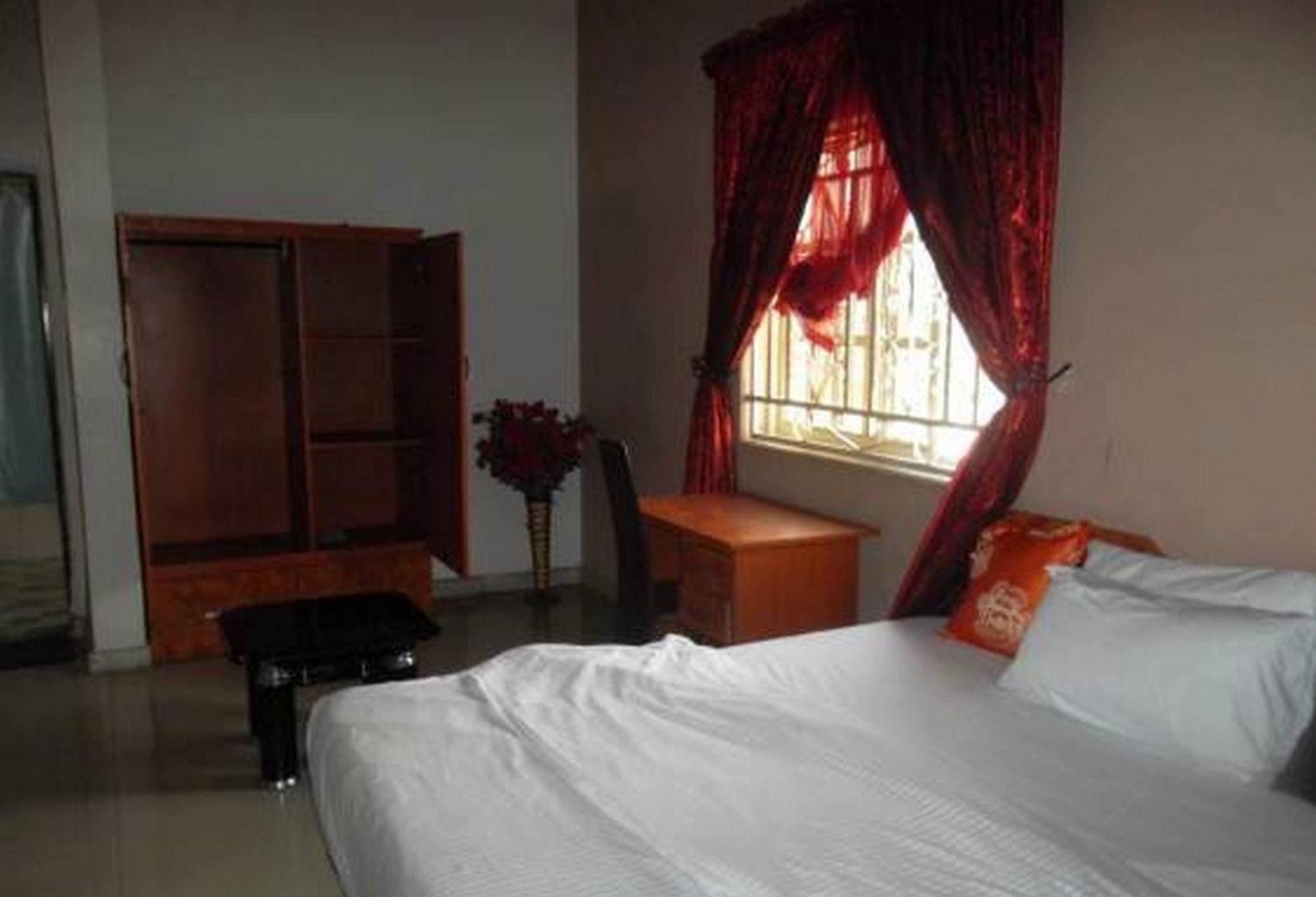Room in Lodge - Clen-phil Hotels And Suite Port Harcourt Buitenkant foto
