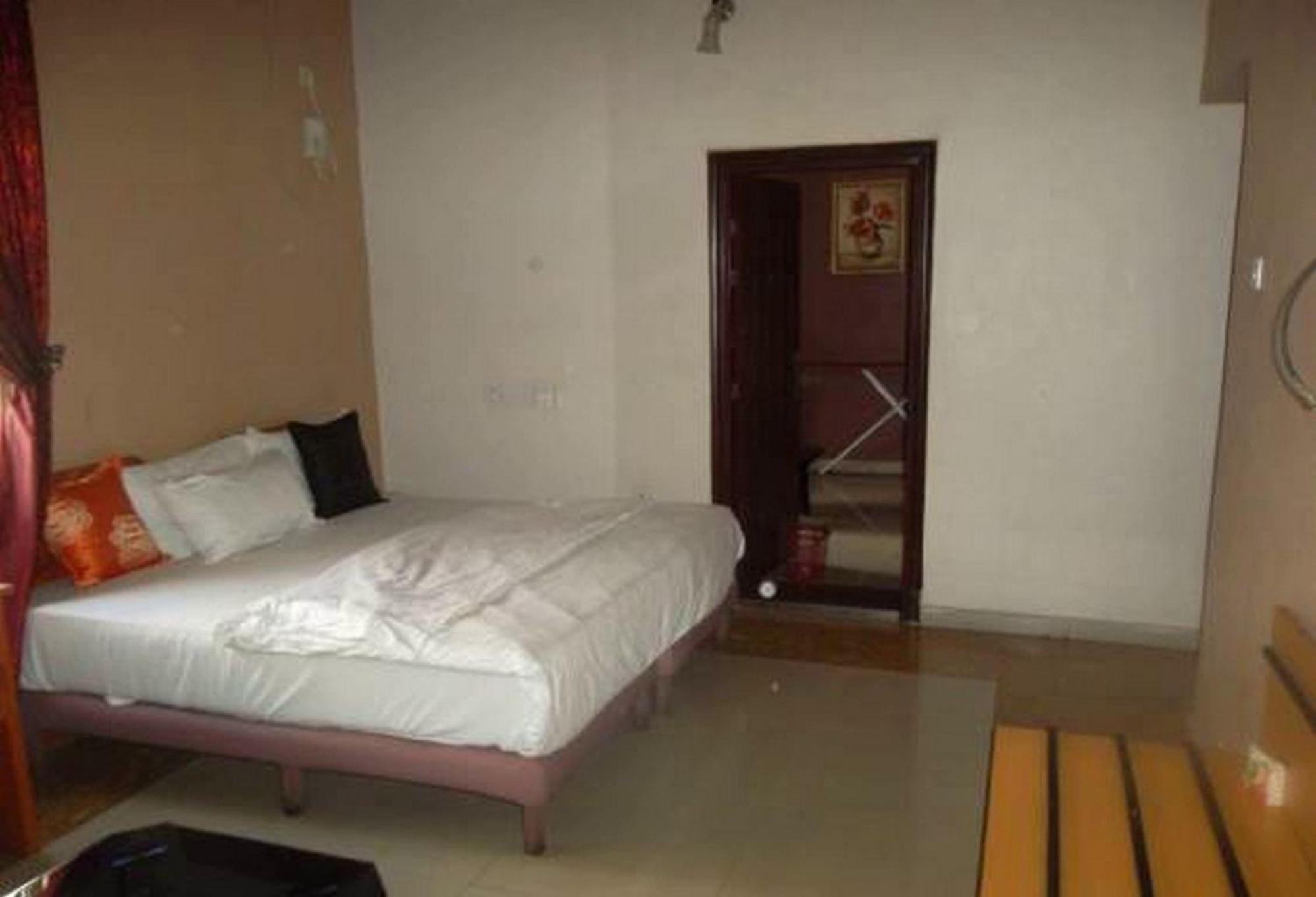 Room in Lodge - Clen-phil Hotels And Suite Port Harcourt Buitenkant foto