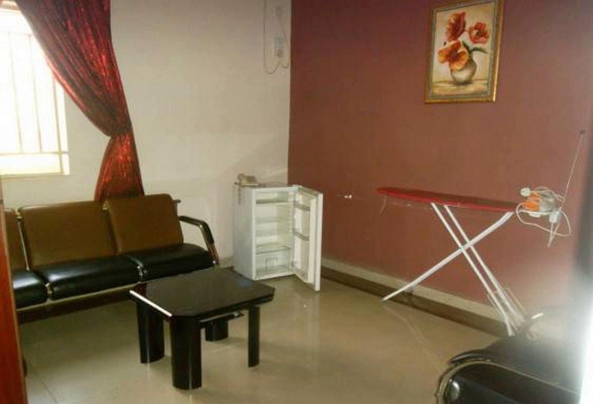 Room in Lodge - Clen-phil Hotels And Suite Port Harcourt Buitenkant foto