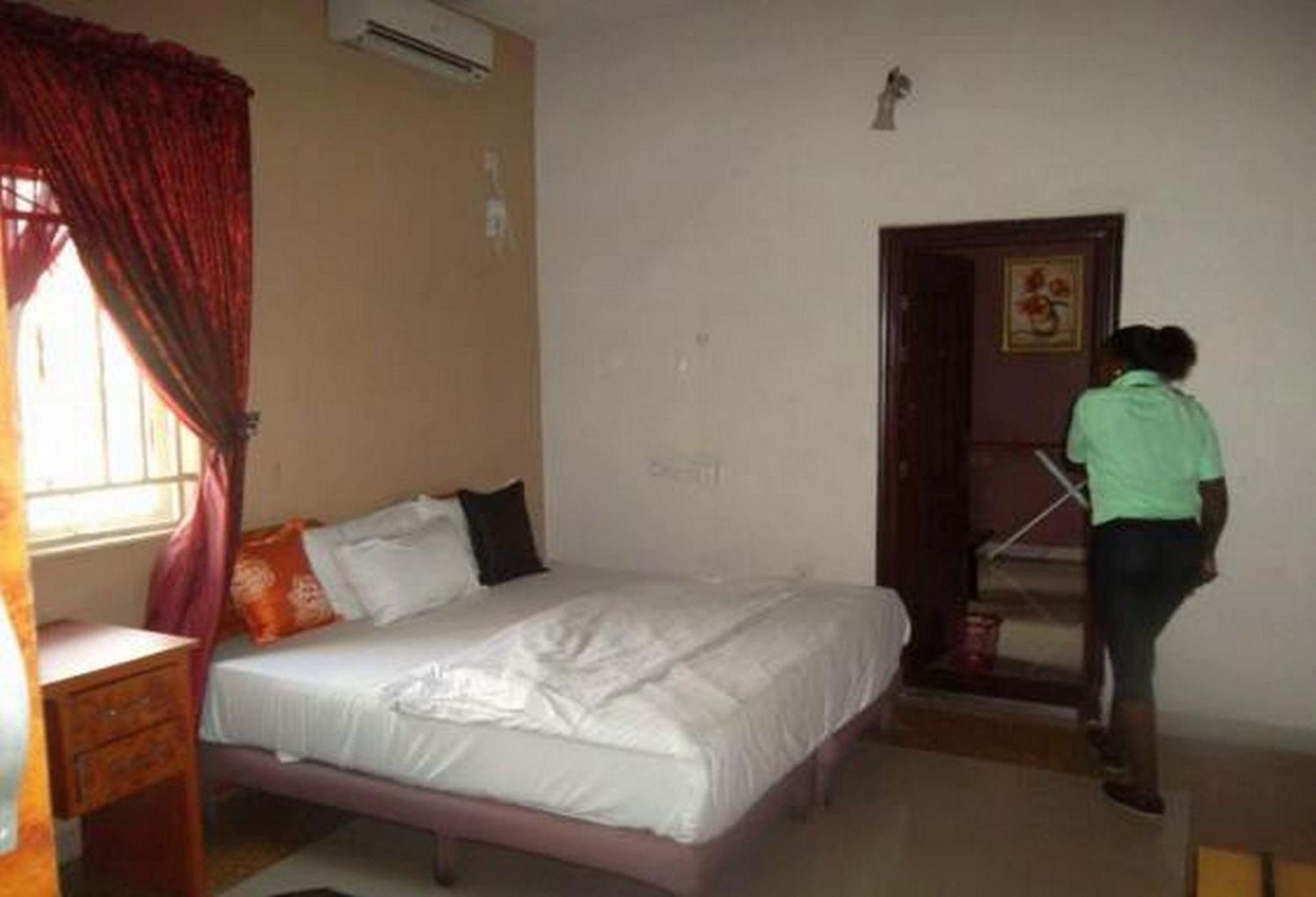 Room in Lodge - Clen-phil Hotels And Suite Port Harcourt Buitenkant foto