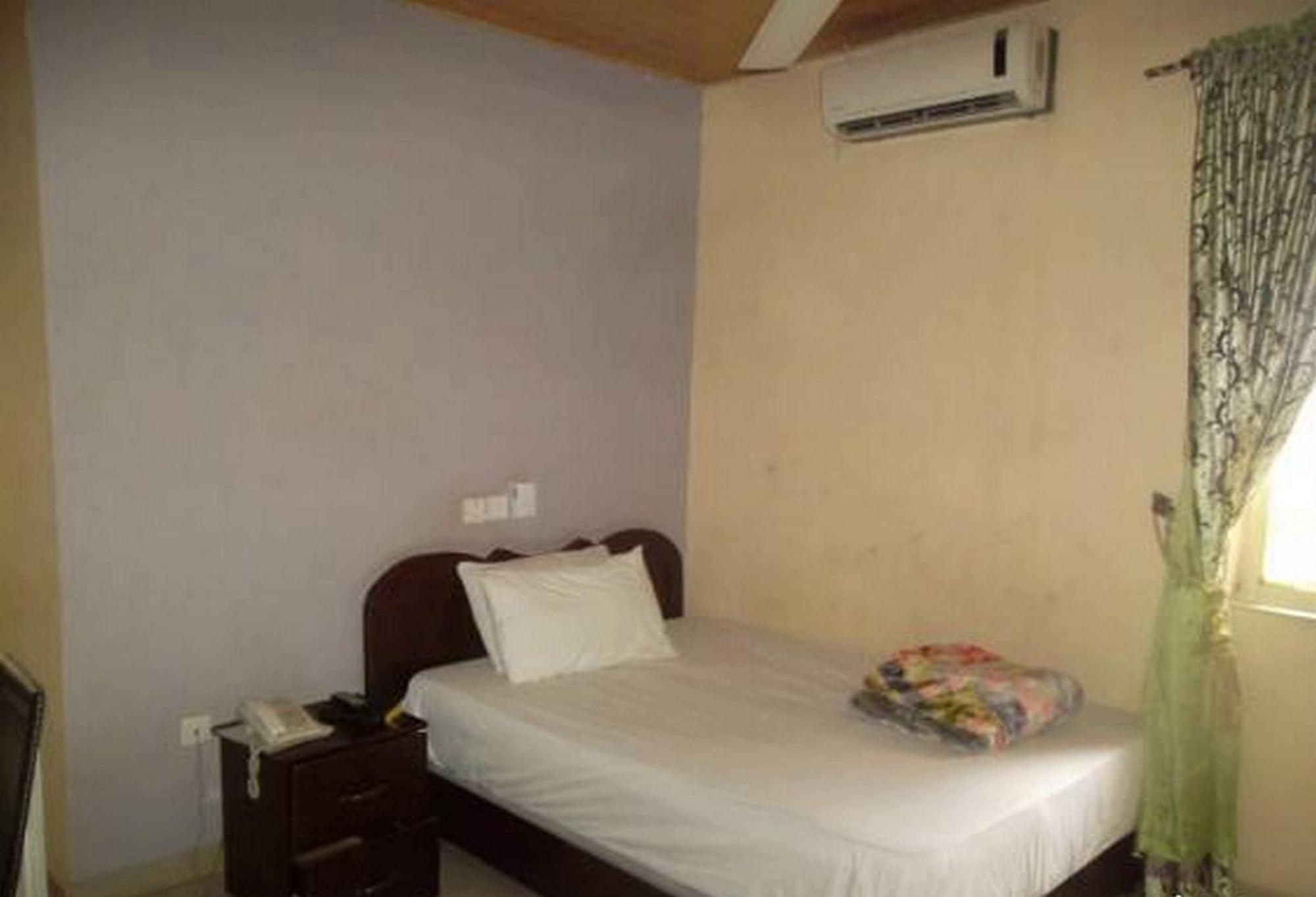 Room in Lodge - Clen-phil Hotels And Suite Port Harcourt Buitenkant foto