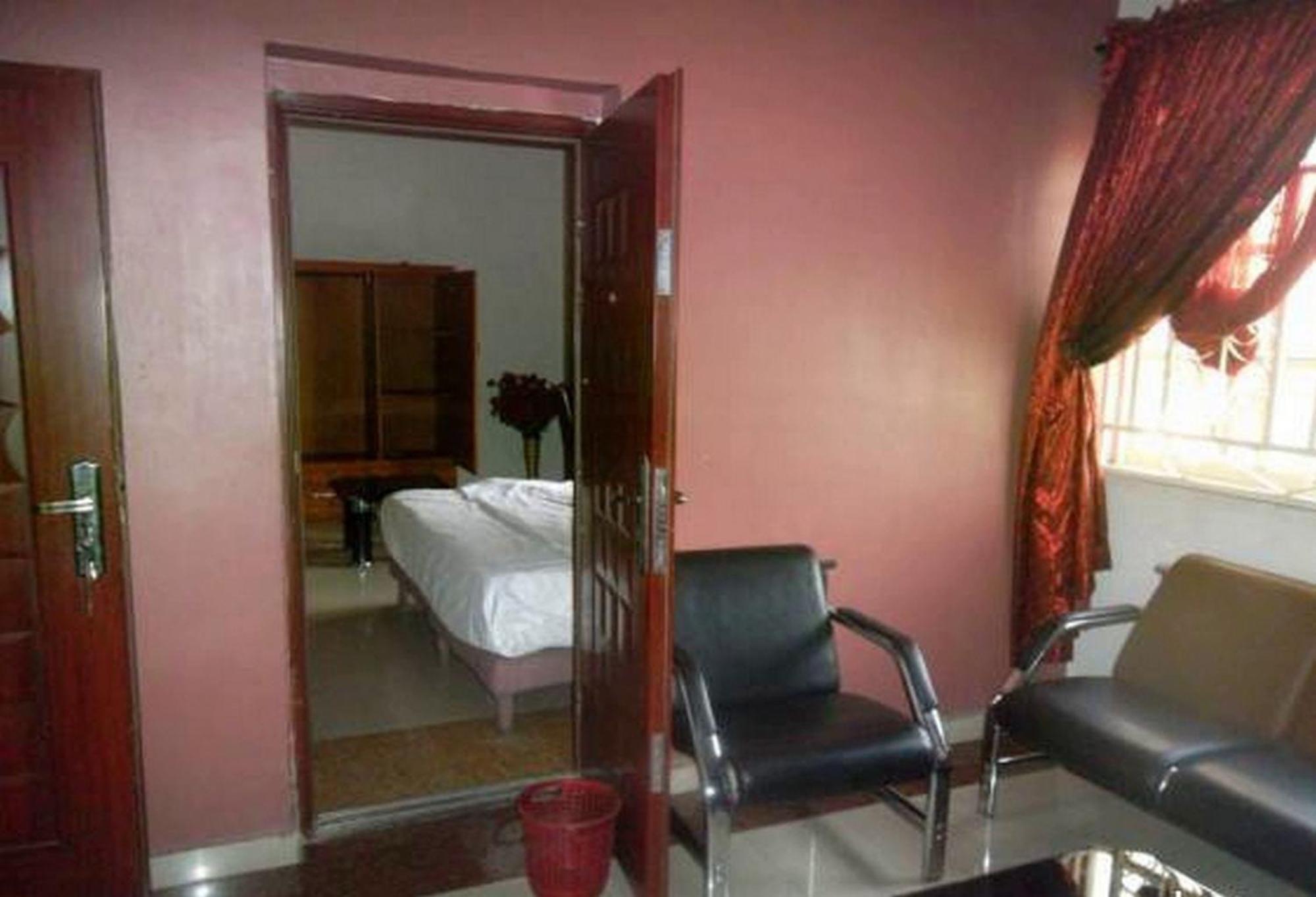 Room in Lodge - Clen-phil Hotels And Suite Port Harcourt Buitenkant foto