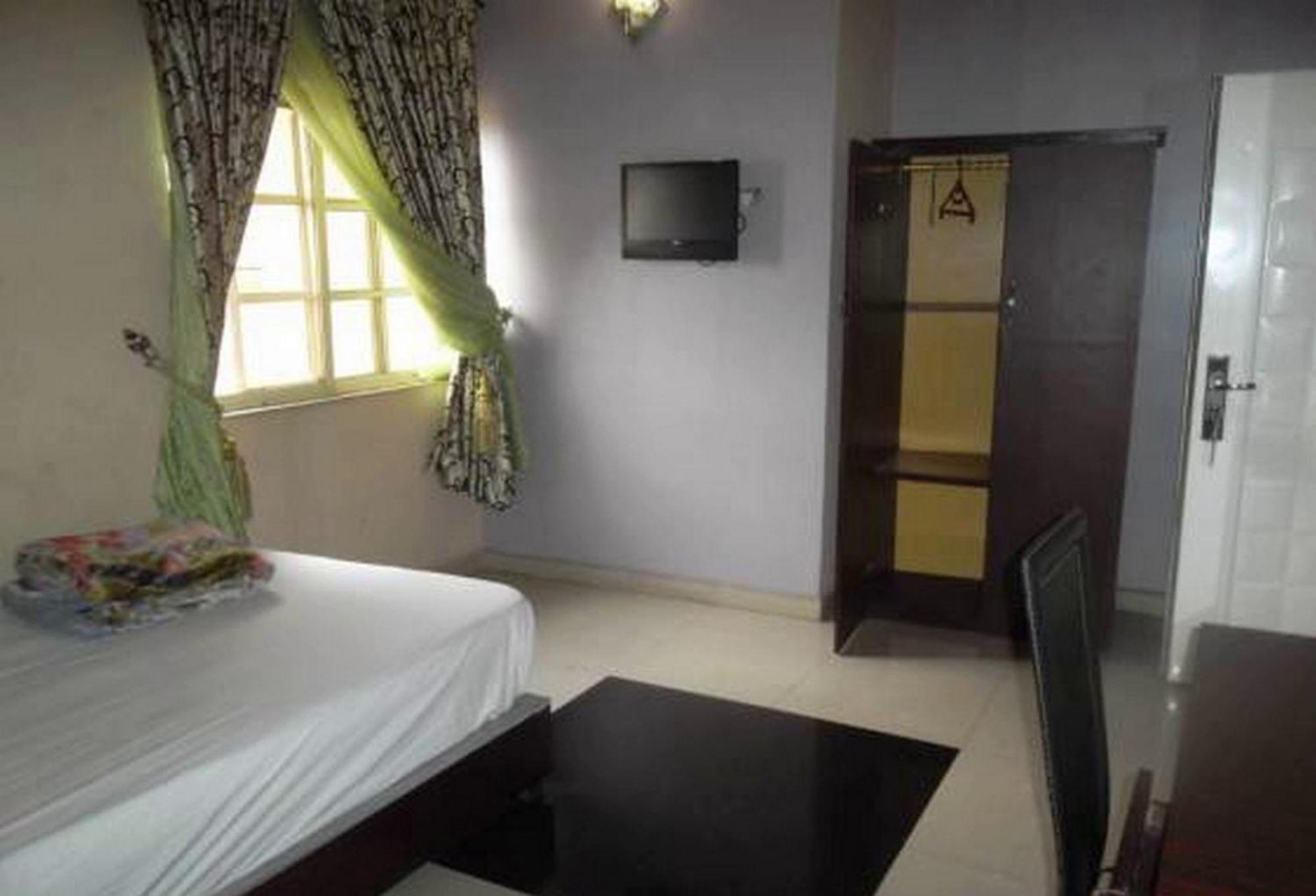 Room in Lodge - Clen-phil Hotels And Suite Port Harcourt Buitenkant foto
