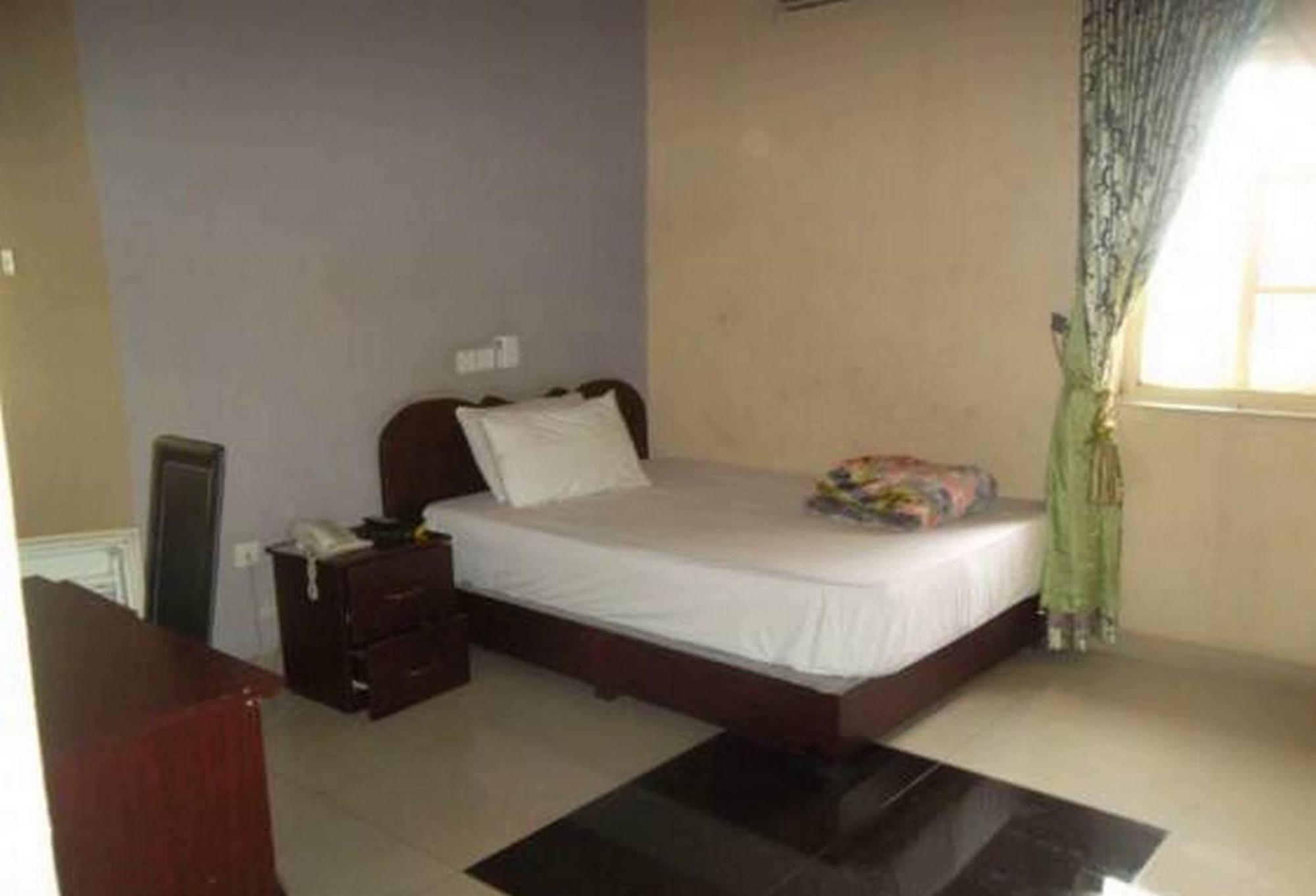 Room in Lodge - Clen-phil Hotels And Suite Port Harcourt Buitenkant foto