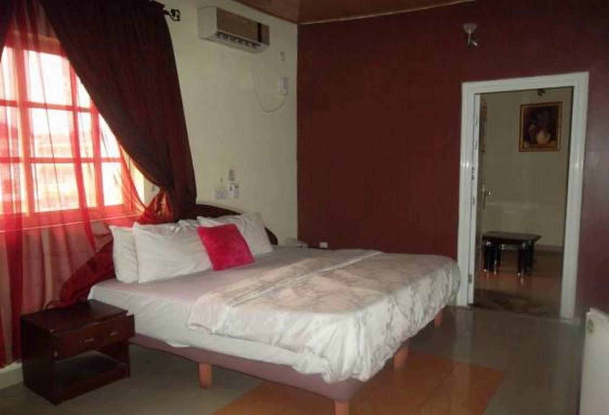 Room in Lodge - Clen-phil Hotels And Suite Port Harcourt Buitenkant foto