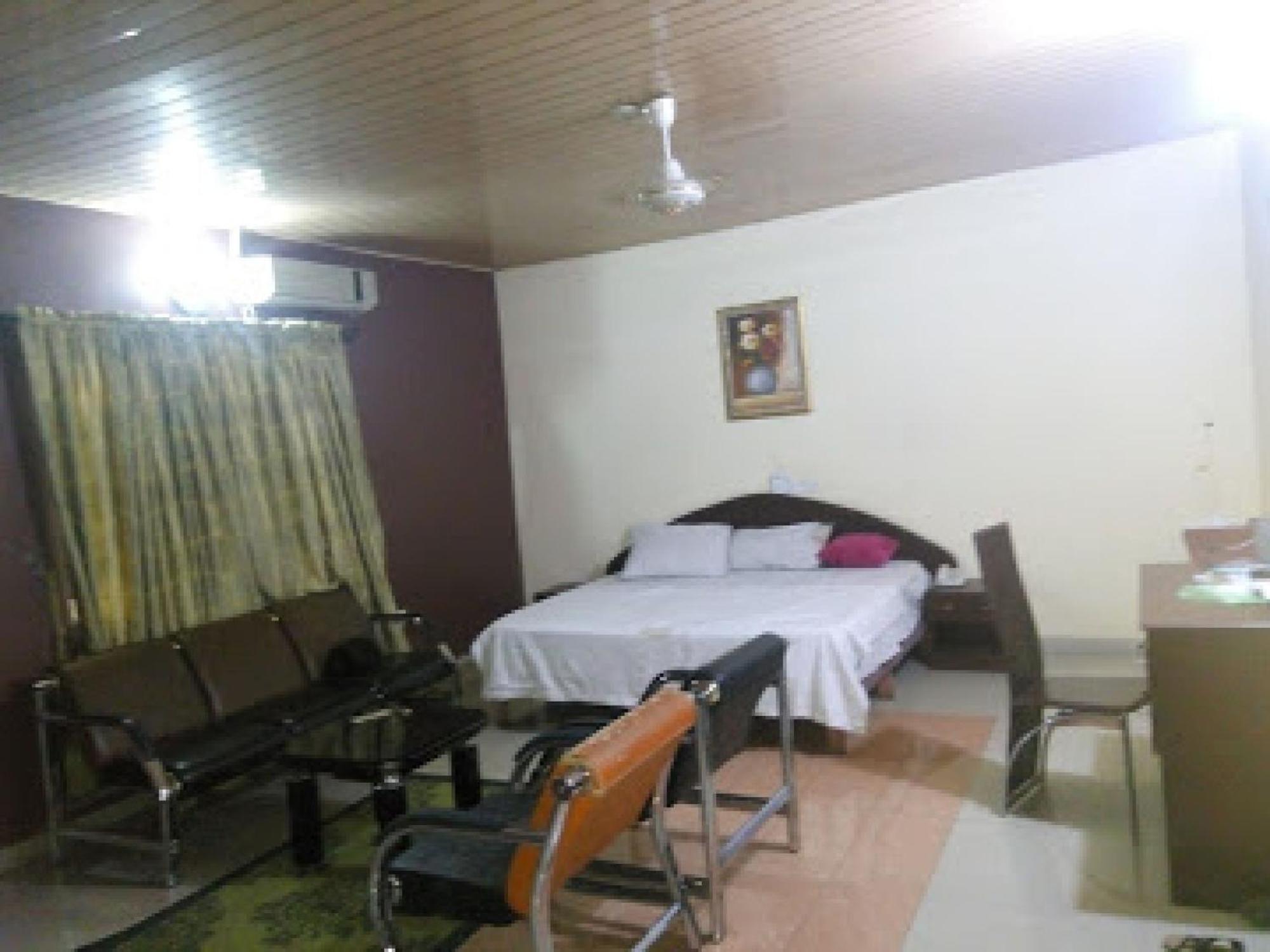 Room in Lodge - Clen-phil Hotels And Suite Port Harcourt Buitenkant foto